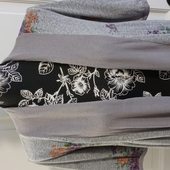 🌸Anthropologie🌸 - Gray Floral Open Front S/S Cardigan Sweater - Picture 8 of 14